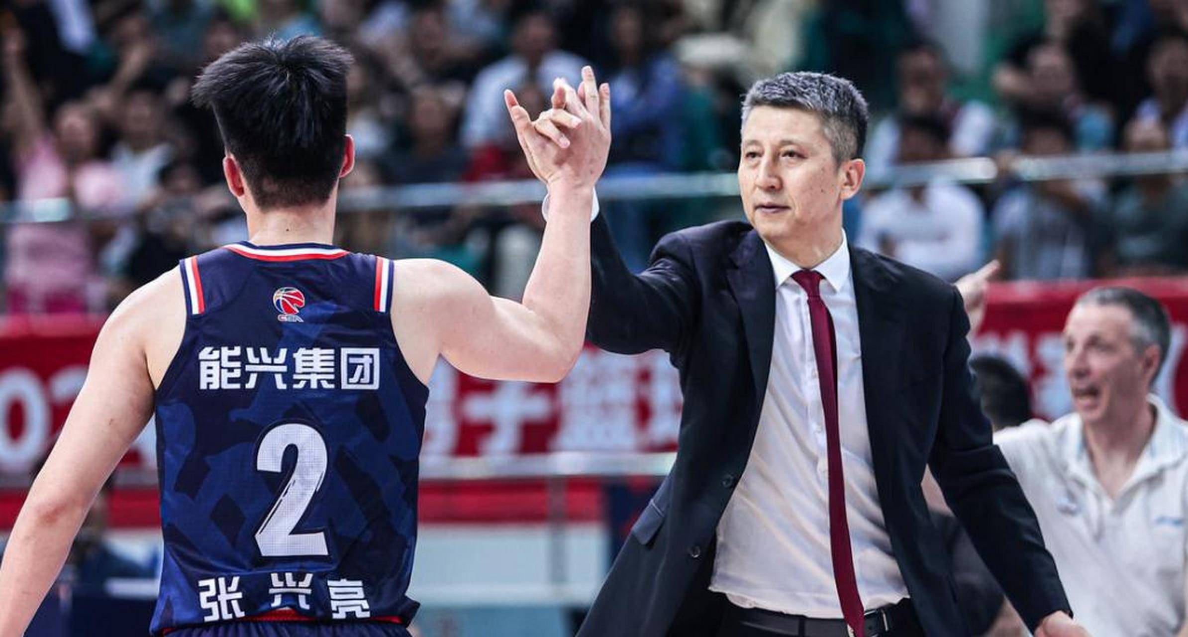 包含广州队今晚完成体检，志在亚冠名次提升，底气十足，临场指挥获称赞的词条